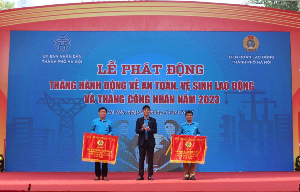 Ph&oacute; Chủ tịch Tổng Li&ecirc;n đo&agrave;n Lao động Việt Nam Ngọ Duy Hiểu trao Cờ thi đua xuất sắc cho 2 đơn vị.