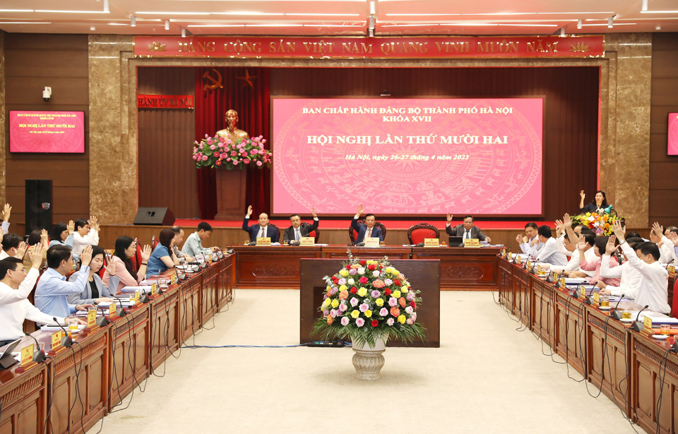 Các đại biểu biểu quyết thông qua Nghị quyết tại Hội nghị lần thứ 12, Ban Chấp hành Đảng bộ Thành phố Hà Nội khóa XVII. Ảnh: Thanh Hải
