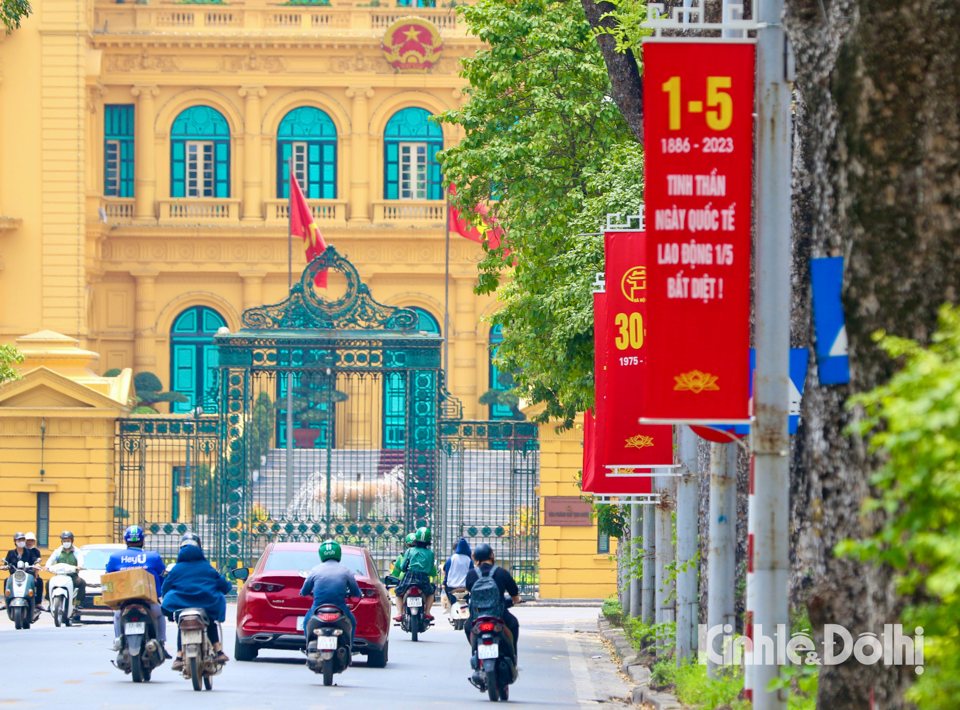 Khu vực Quảng trường Ba Đ&igrave;nh, Lăng Chủ tịch Hồ Ch&iacute; Minh được trang tr&iacute; cờ hoa rực rỡ.