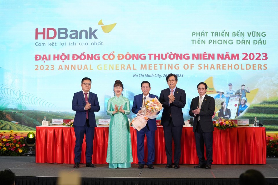 Đại diện l&atilde;nh đạo Hội đồng quản trị tặng hoa cho Tổng Gi&aacute;m đốc HDBank tại đại hội.