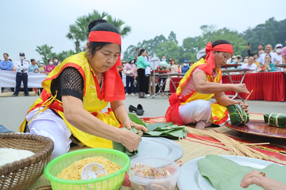 Hội thi gói, nấu bánh chưng và giã bánh giầy tỉnh Phú Thọ tổ chức trong ngày 27/4. Ảnh: Ngọc Tú