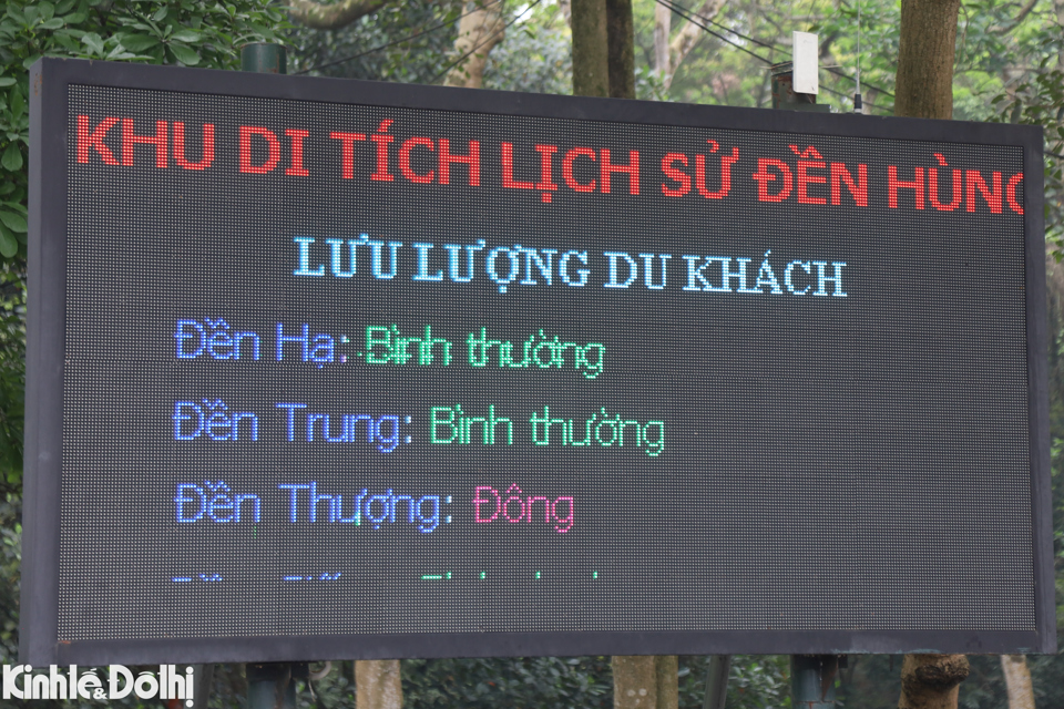 B&ecirc;n cạnh đ&oacute;, bảng th&ocirc;ng tin về lượng kh&aacute;ch tại c&aacute;c điểm d&acirc;ng hương được cập nhật tại ch&acirc;n n&uacute;i Nghĩa Lĩnh gi&uacute;p người d&acirc;n thập phương c&oacute; thể nắm bắt t&igrave;nh h&igrave;nh trước khi l&ecirc;n d&acirc;ng hương tại Khu di t&iacute;ch.