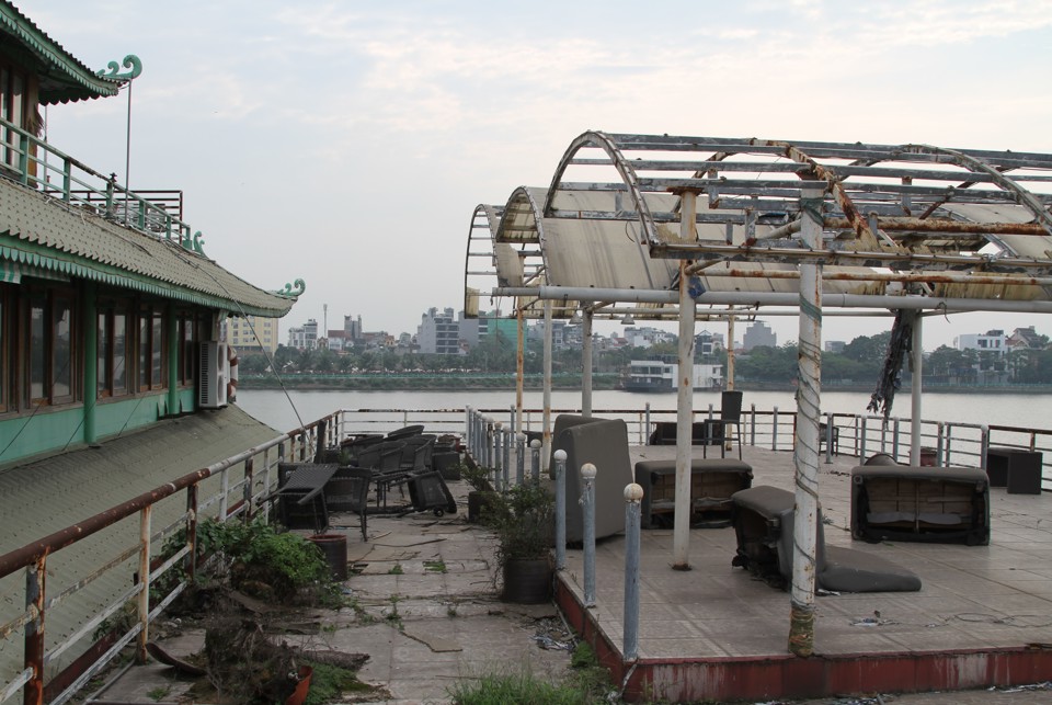 Trền s&agrave;n ch&igrave;m kh&ocirc;ng c&ograve;n c&aacute;c vật dụng, t&agrave;i sản c&oacute; gi&aacute; trị.