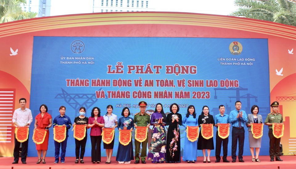 Lãnh đạo TP Hà Nội trao cờ lưu niệm cho các đơn vị. Ảnh: Trần Oanh