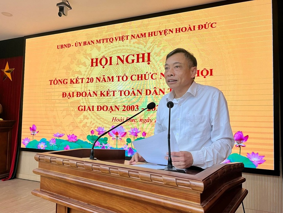 Chủ tịch Ủy ban MTTQ huyện Ho&agrave;i Đức Nguyễn Thế Hạ ph&aacute;t biểu tại lễ tổng kết 20 năm "Ng&agrave;y hội Đạ đo&agrave;n kết to&agrave;n d&acirc;n tộc"