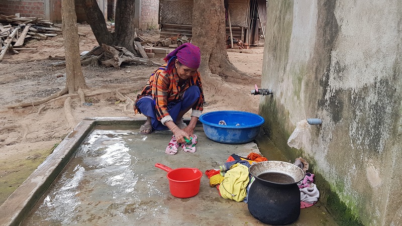 Người d&acirc;n sử dụng giếng khoan để bơm nước v&agrave;o bể chứa nhưng cũng chỉ sử dụng v&agrave;o việc tắm giặt bởi nguồn nước nhiễm v&ocirc;i nghi&ecirc;m trọng.