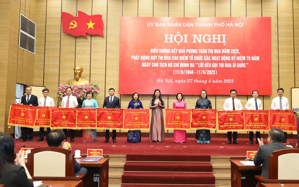 Chủ tịch Ủy ban MTTQ Việt Nam TP Nguyễn Lan Hương&nbsp;trao Cờ thi đua của TP H&agrave; Nội cho c&aacute;c đơn vị.&nbsp;Ảnh: Kh&aacute;nh Huy.&nbsp;