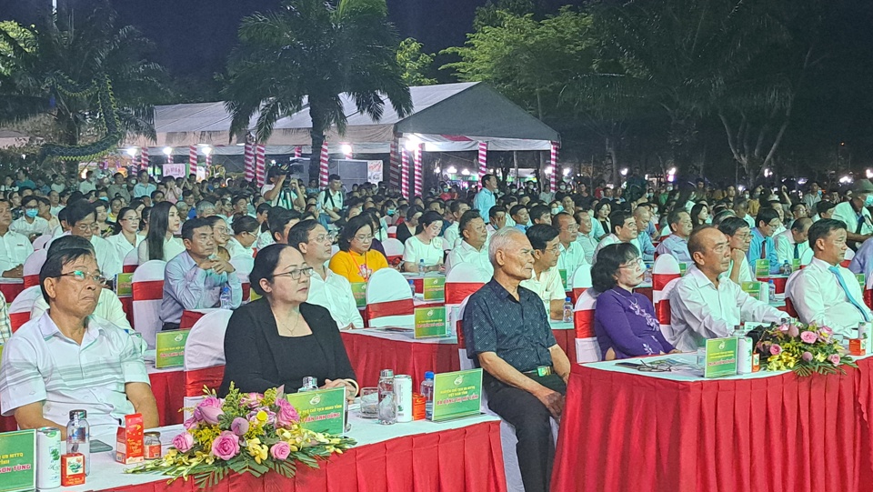 Đại biểu tham dự khai mạc lễ hội xo&agrave;i Đồng Th&aacute;p 2023. Ảnh Hữu Tuấn