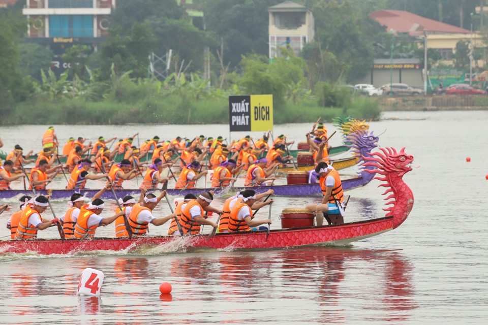 Giải bơi chải thuyền rồng diễn ra tại hồ Công viên Văn Lang. Ảnh: Hoàng Quân