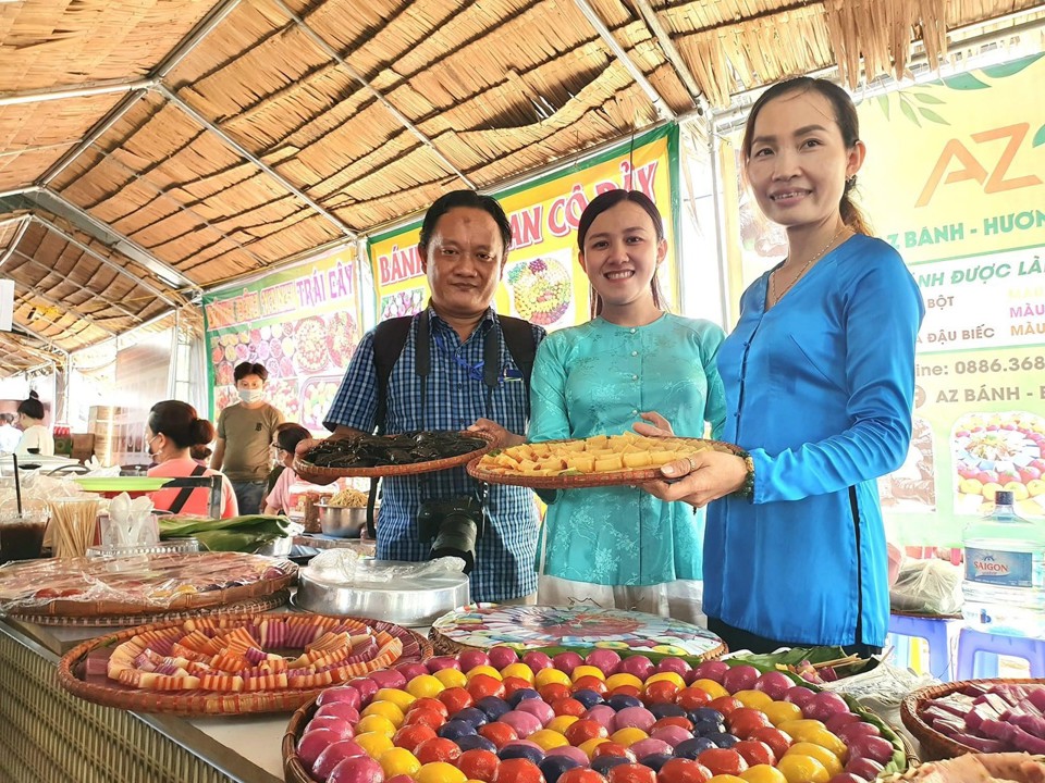 Nhiều m&oacute;n b&aacute;nh tuổi thơ, đầy m&agrave;u sắc khiến du kh&aacute;ch rất th&iacute;ch th&uacute;.