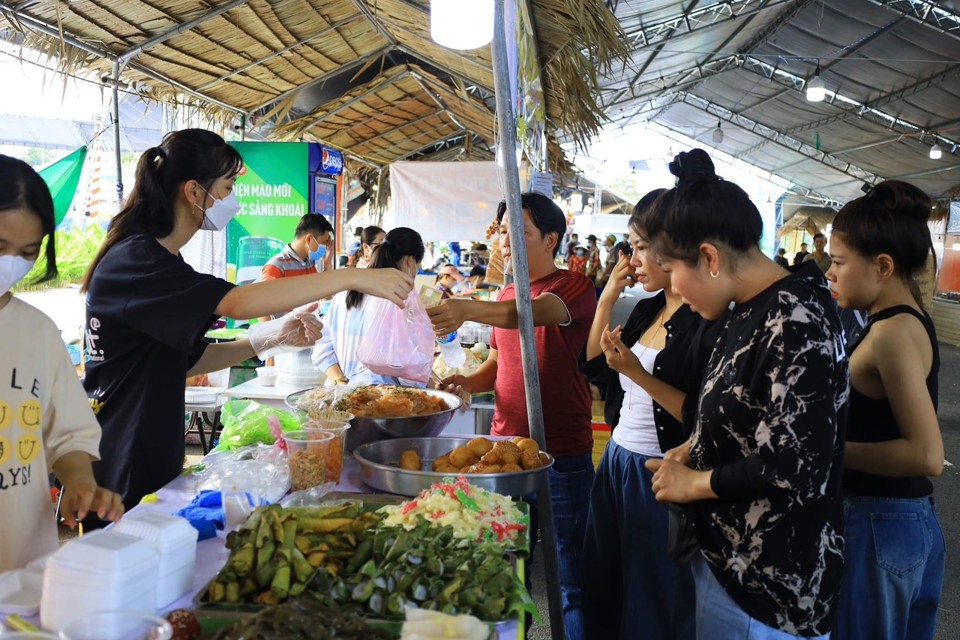 Trong ng&agrave;y đầu diễn ra lễ hội, thu h&uacute;t h&agrave;ng ng&agrave;n kh&aacute;ch du lịch đến tham quan v&agrave; trải nghiệm.