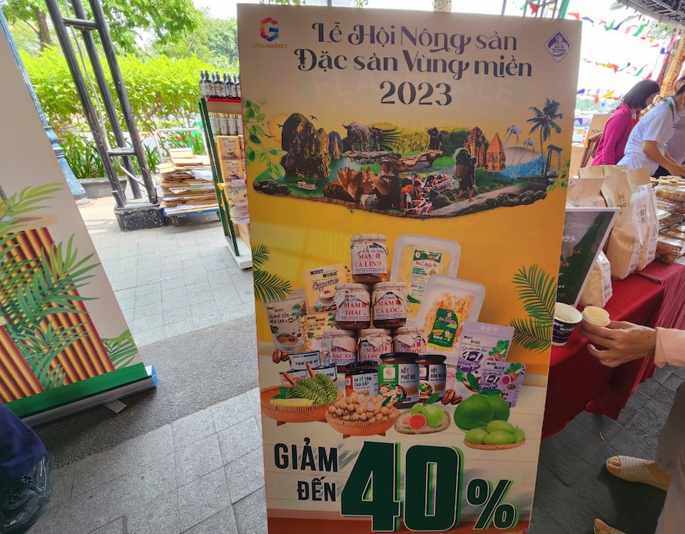 Nhiều gian h&agrave;ng giảm gi&aacute; đến 40% cho tất cả c&aacute;c sản phẩm