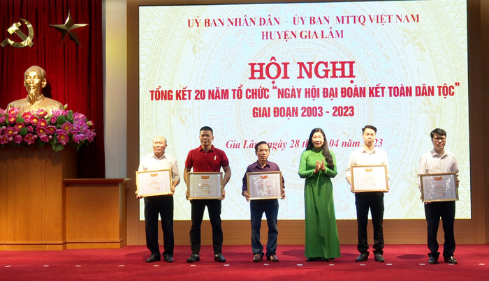 Chủ tịch Ủy ban MTTQ Việt Nam TP H&agrave; Nội Nguyễn Lan Hương trao giấy khen của Ủy ban MTTQ Việt Nam TP cho c&aacute;c tập thể