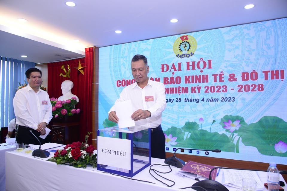 Đo&agrave;n vi&ecirc;n c&ocirc;ng đo&agrave;n tham gia bỏ phiếu bầu Ban Chấp h&agrave;nh C&ocirc;ng đo&agrave;n nhiệm kỳ 2023-2028