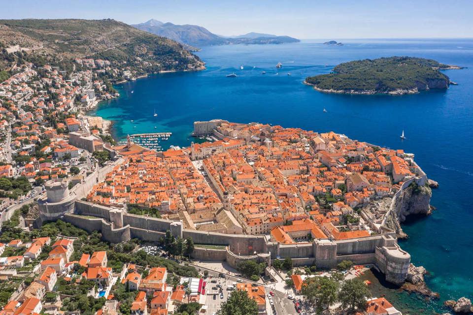 Dubrovnik b&ecirc;n bờ Địa Trung Hải thu h&uacute;t đ&ocirc;ng đảo kh&aacute;ch quốc tế