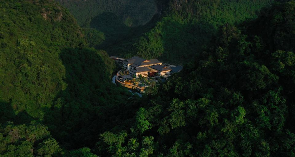 Khu nghỉ dưỡng Yoko Onsen Quang Hanh được bao bọc bởi n&uacute;i rừng Quảng Ninh