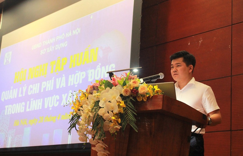 Ph&oacute; Gi&aacute;m đốc Sở X&acirc;y dựng H&agrave; Nội Nguyễn Thế C&ocirc;ng ph&aacute;t biểu khai mạc hội nghị.