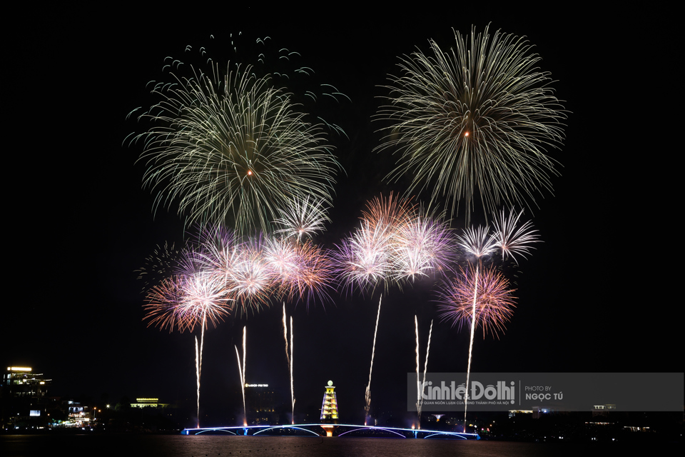 Pháo hoa rực trời tại Công viên Văn Lang trước ngày Giỗ Tổ Hùng Vương 2023 - Ảnh 10