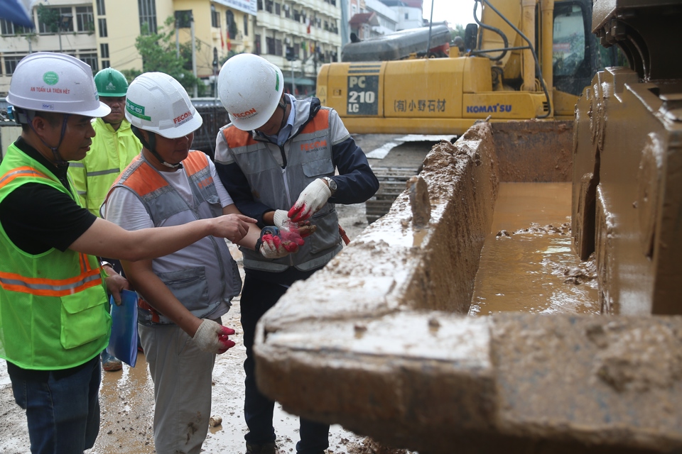 c&aacute;c chuy&ecirc;n gia, kỹ sư kiểm tra mẫu đất được đ&agrave;o l&ecirc;n.