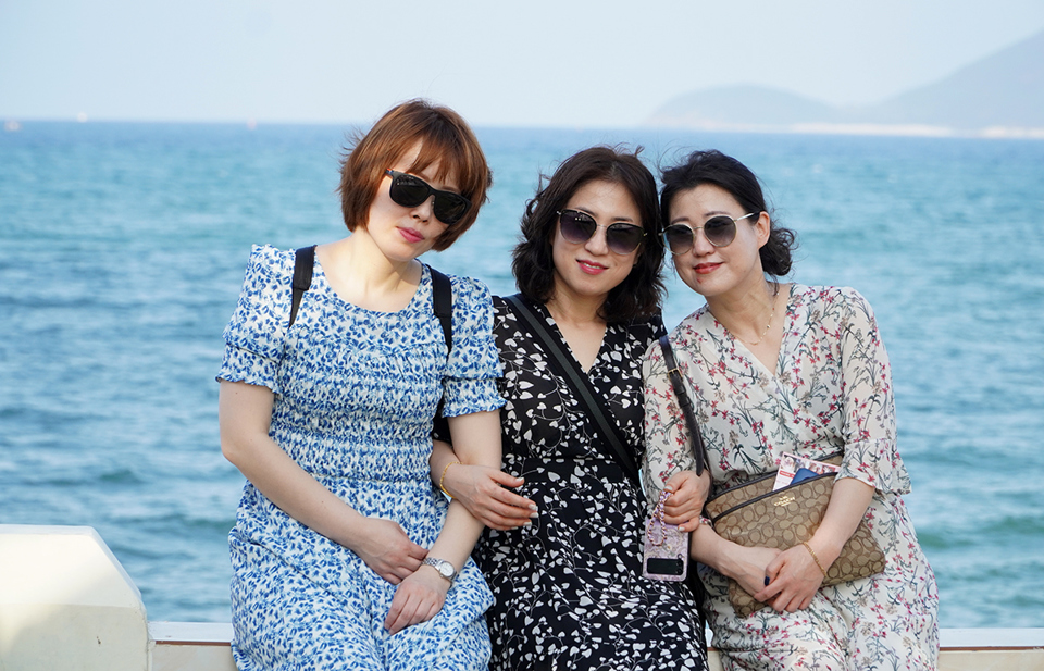 Nhóm nữ du khách Hàn Quốc cho biết, thời tiết, thức ăn và biển tại TP Nha Trang rất tuyệt.
