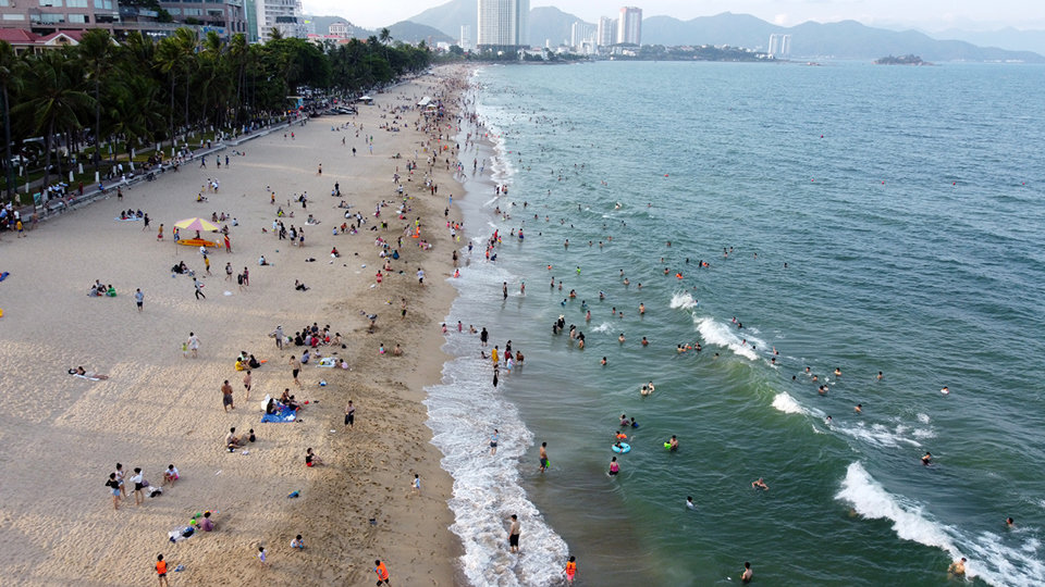 TP Nha Trang có bờ biển dài hơn 10 km với bờ cát vàng mịn và nước biển xanh biếc được xem là một trong những TP có bãi tắm đẹp nhất cả nước.