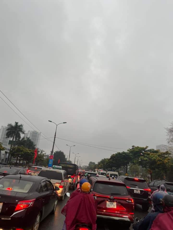 Người dân đội mưa tầm tã, rời Thủ đô ngày đầu nghỉ lễ  - Ảnh 4