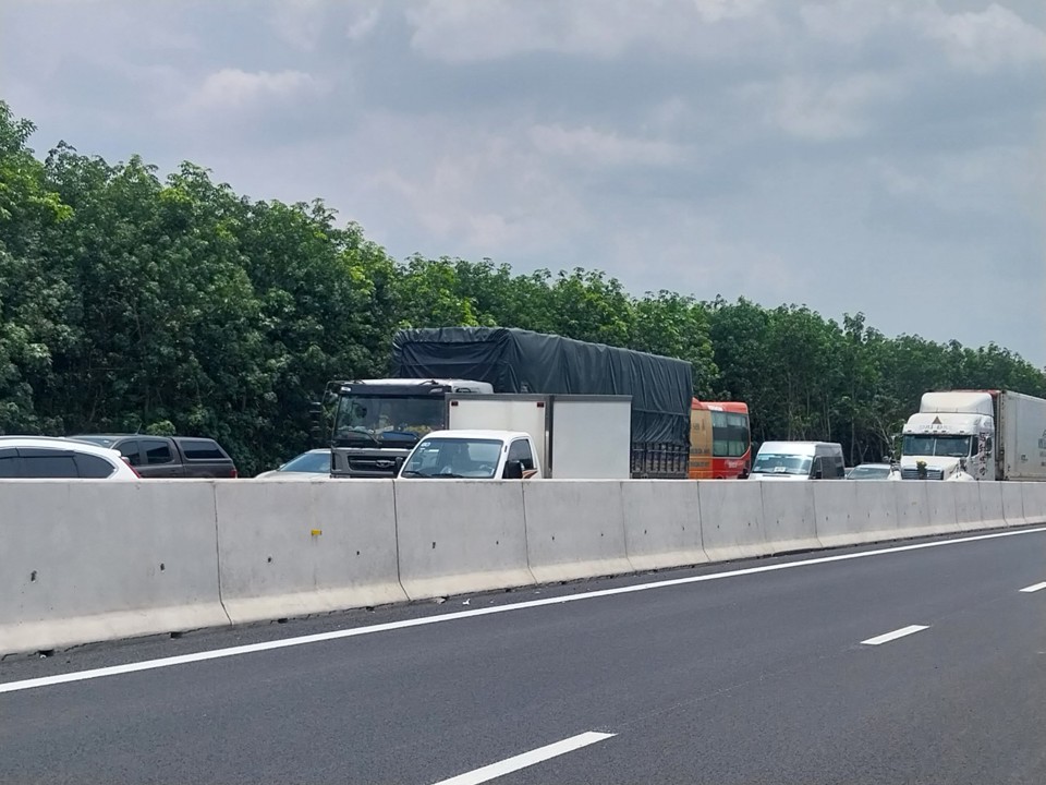 Kẹt xe một chiều tại km95 tr&ecirc;n cao tốc TP Hồ Ch&iacute; Minh - Long Th&agrave;nh - Dầu Gi&acirc;y s&aacute;ng 29/4.