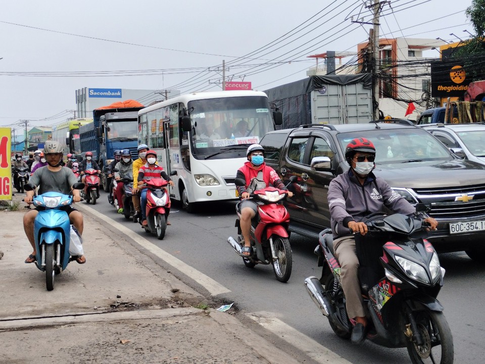 Kẹt xe nghi&ecirc;m trọng tại quốc lộ 1A, đoạn qua huyện Trảng Bom tỉnh Đồng Nai, hướng về cao tốc Dầu Gi&acirc;y - Phan Thiết, s&aacute;ng 29/4.