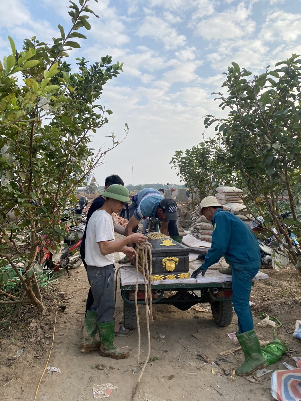 Người d&acirc;n x&atilde; Hồng H&agrave;, huyện Đan Phượng di dời mộ, phục vụ giải ph&oacute;ng mặt bằng dự &aacute;n đường V&agrave;nh đai 4.