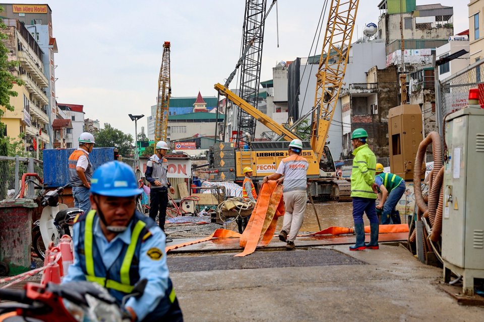 Khi trời mưa to, nh&agrave; thầu lập tức lắp đặt m&aacute;y bơm c&ocirc;ng suất lớn.