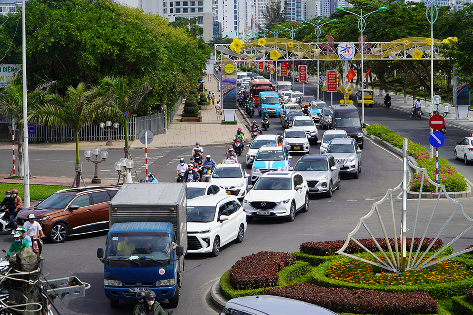 Khoảng 9 giờ ng&agrave;y 30/4, lượng &ocirc; t&ocirc; c&aacute;c loại đi từ hướng Th&aacute;p Trầm Hương về hướng bến t&agrave;u du lịch Nha Trang tăng đột biến, khiến đoạn đường Trần Ph&uacute; từ giữa c&ocirc;ng vi&ecirc;n Ph&ugrave; Đổng đến Viện Hải dương học &ugrave;n ứ giao th&ocirc;ng nghi&ecirc;m trọng.