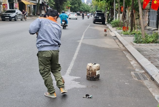 Lực lượng chức năng x&oacute;a vạch sơn kẻ tr&ocirc;ng giữ phương tiện tr&aacute;i ph&eacute;p tr&ecirc;n phố Hạ Y&ecirc;n Quyết, phường Y&ecirc;n H&ograve;a.