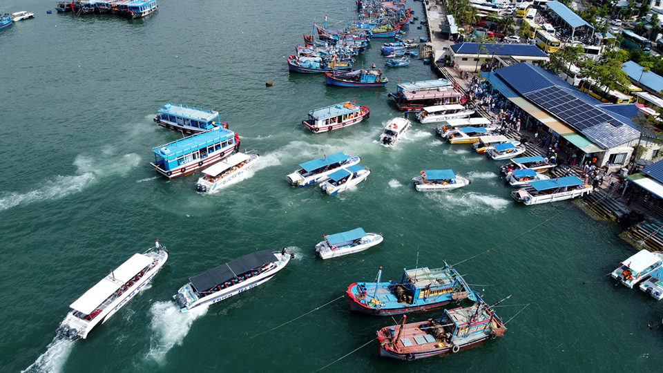 Các du khách cho biết, do kỳ nghỉ dài nên ngoài lịch trình tham quan TP Nha Trang họ đã đặt tour 4 đảo bao gồm tắm bùn để trải nghiệm thêm.