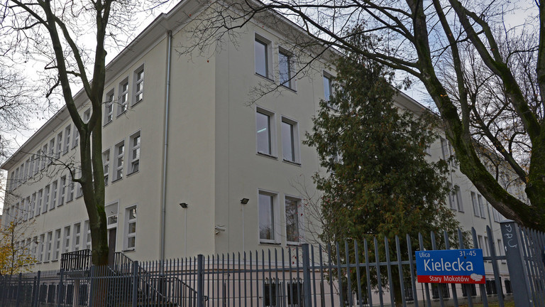 Trường học thuộc Đại sứ qu&aacute;n Nga ở Warsaw, Ba Lan. Ảnh: Sputnik