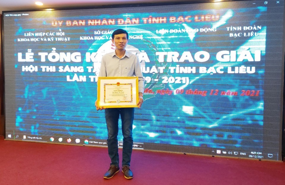 Anh Nguyễn Văn Thuyết trong lần nhận giải thưởng của tỉnh Bạc Li&ecirc;u năm 2021.&nbsp;