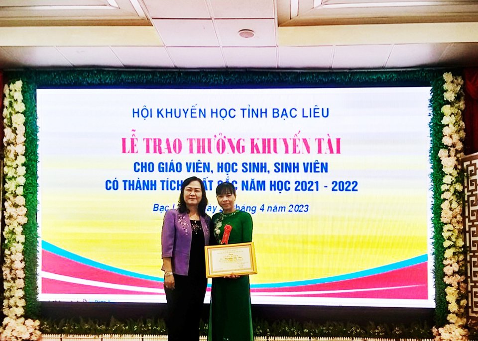 Ph&oacute; B&iacute; thư Thường trực Tỉnh ủy Bạc Li&ecirc;u trao tặng phần thưởng cho đưa con g&aacute;i &ocirc;ng Oanh l&agrave; Thạc sỹ Nguyễn Thị Thu.