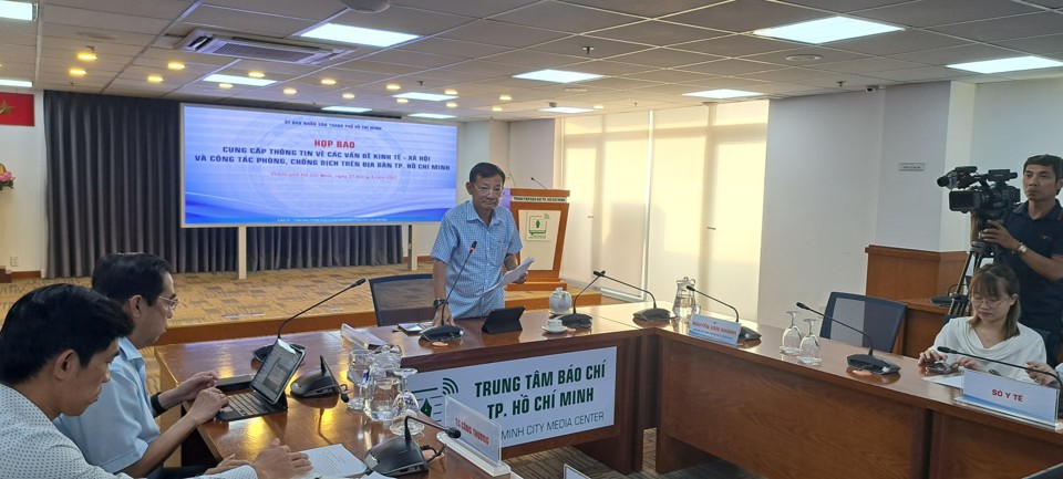Ph&oacute; Gi&aacute;m đốc TTBC TP Hồ Ch&iacute; Minh Nguyễn Văn Khanh cho biết đẩy mạnh chuyển đổi số để n&acirc;ng cao chất lượng hoạt động v&agrave; phục vụ. (ảnh: T&acirc;n Tiến).