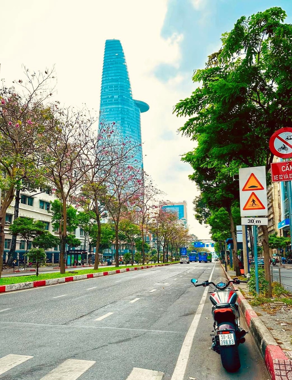 Đường phố TP Hồ Chí Minh thông thoáng, biển Phan Thiết đông khách - Ảnh 1