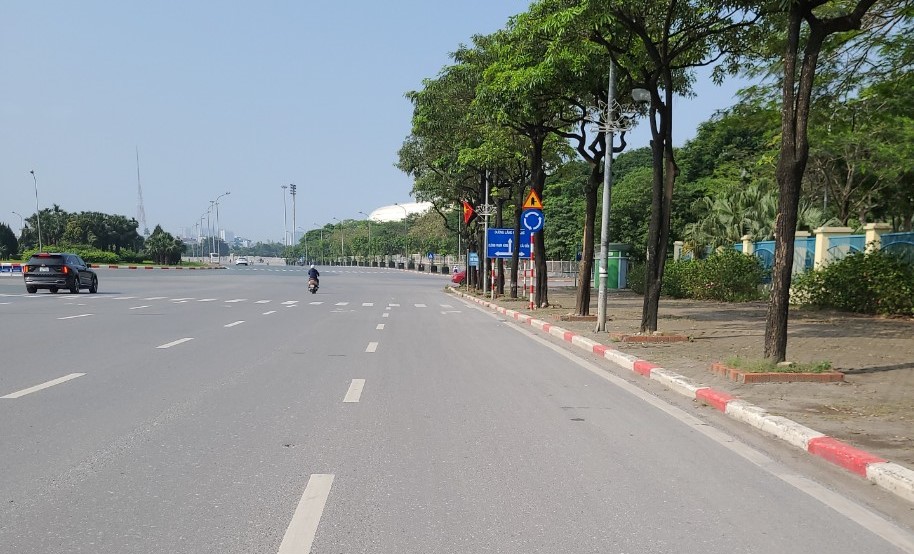 Tại khu vực Đại lộ Thăng Long, c&ocirc;ng t&aacute;c đảm bảo vệ sinh m&ocirc;i trường cũng được quan t&acirc;m đặc biệt.