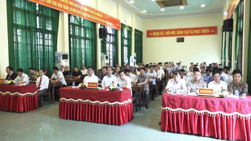 C&aacute;c đại biểu tham dự Lễ&nbsp;ra mắt HTX dịch vụ du lịch Ch&ugrave;a Hương.