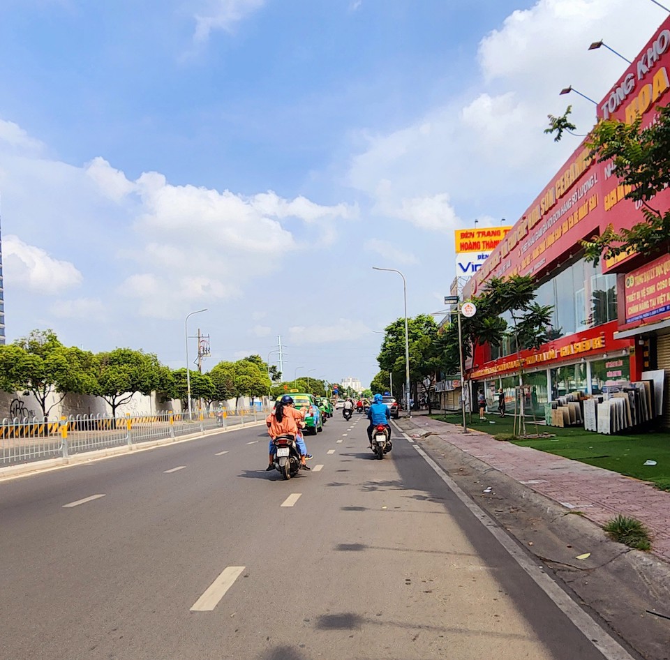 Đường phố TP Hồ Chí Minh thông thoáng, biển Phan Thiết đông khách - Ảnh 2