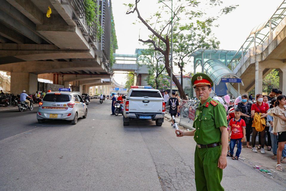 Lực lượng thường trực BCĐ 197 phường Ngọc Kh&aacute;nh đảm bảo giao th&ocirc;ng tại cổng Vườn Th&uacute; H&agrave; Nội