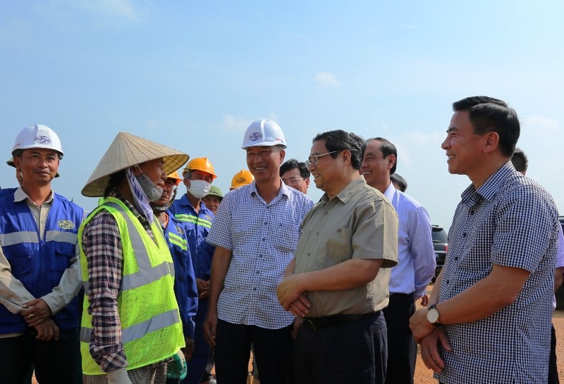 Thủ tướng thăm hỏi, động vi&ecirc;n người lao động c&ugrave;ng c&aacute;c nh&agrave; thầu bảo đảm tiến độ, chất lượng thi c&ocirc;ng c&ocirc;ng tr&igrave;nh - Ảnh: B&aacute;o Nh&acirc;n D&acirc;n