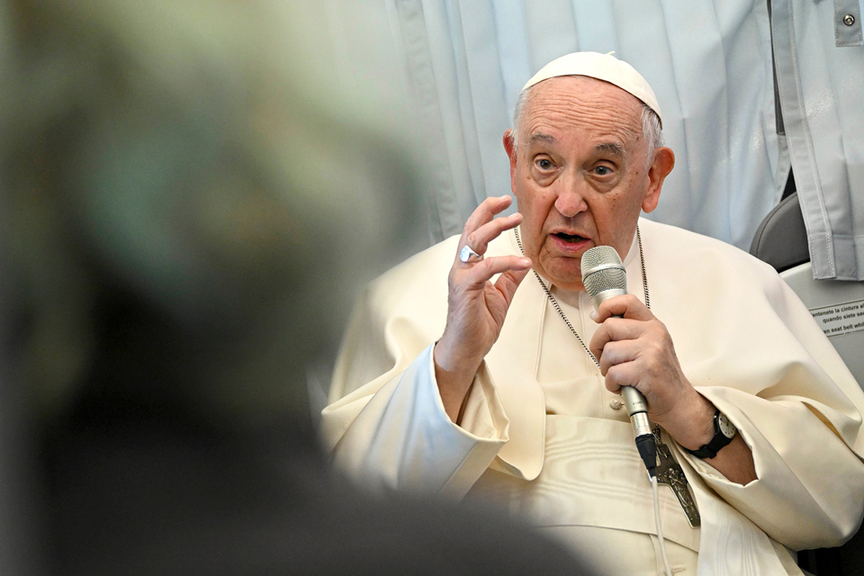 Gi&aacute;o ho&agrave;ng Francis trong một cuộc gặp gỡ &nbsp;với ph&oacute;ng vi&ecirc;n tr&ecirc;n chuyến bay trở về Vatican h&ocirc;m 1/5. Ảnh: Getty