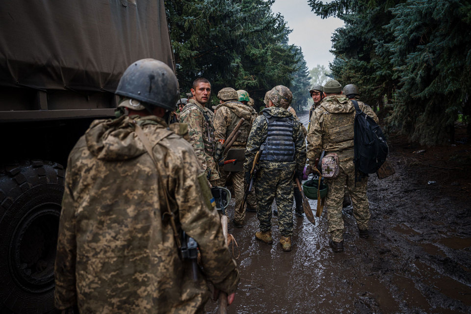 Qu&acirc;n nh&acirc;n Ukraine tập trung tại một xe tải qu&acirc;n sự gần Bakhmut h&ocirc;m 30/4. Ảnh: AFP