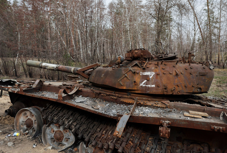 Một xe tăng Nga bị ph&aacute; hủy nằm b&ecirc;n vệ đường gần Kreminna, Ukraine ng&agrave;y 24/3/2023. Ảnh: Reuters