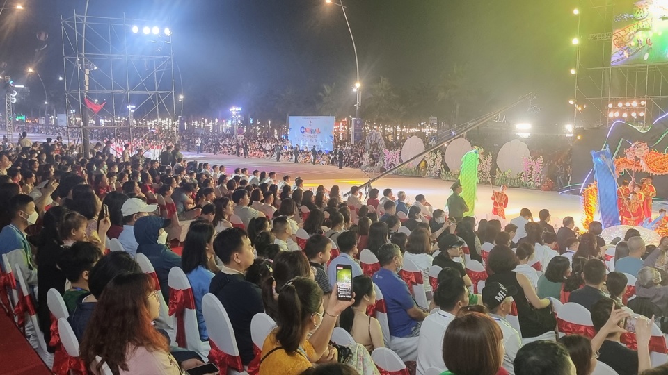 Lễ hội đường phố được tổ chức tại TP Hạ Long, sự kiện được nhiều người d&acirc;n mong đợi. Ảnh Vĩnh Qu&acirc;n
