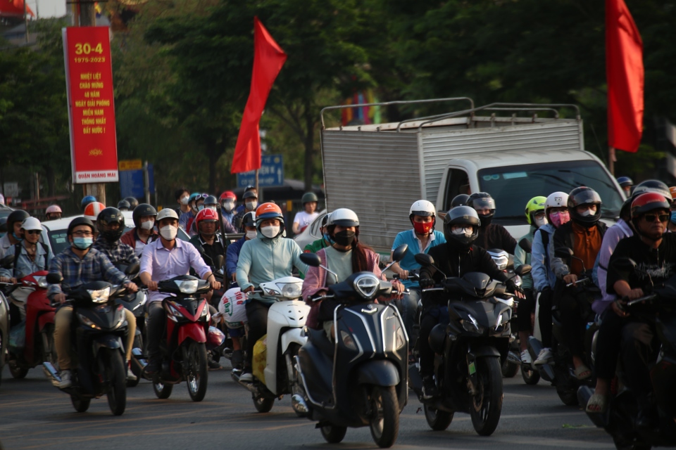 Phương tiện di chuyển chậm tr&ecirc;n đường Giải Ph&oacute;ng.