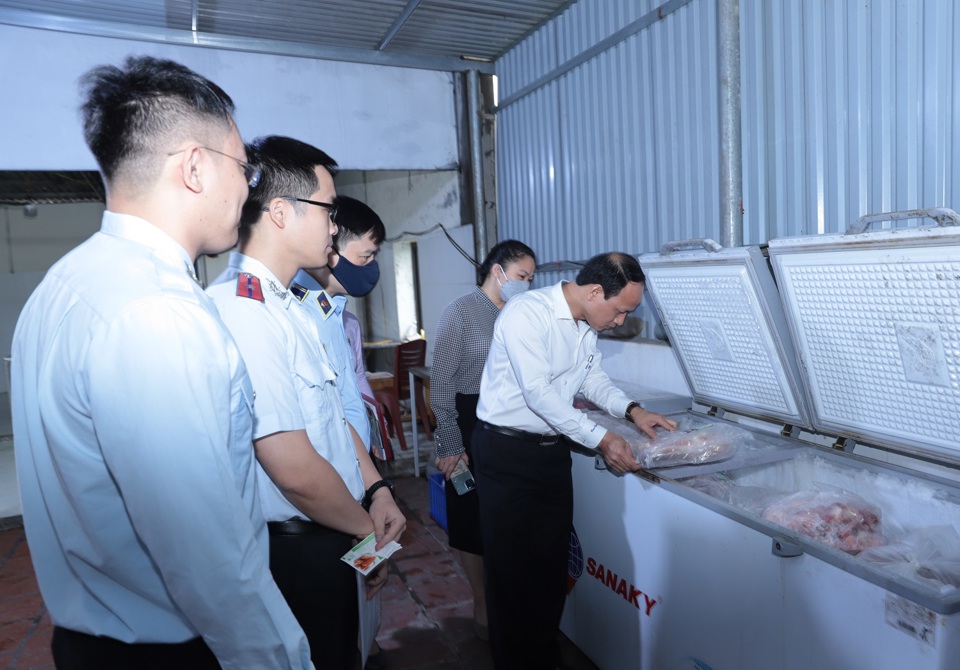 Đoàn liên ngành số 2 TP Hà Nội kiểm tra an toàn thực phẩm một cơ sở sản xuất - kinh doanh nông sản tại huyện Sóc Sơn vào tháng 4/2023. Ảnh: Lâm Nguyễn