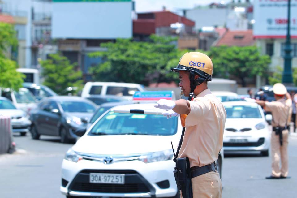 Cảnh sát giao thông Hà Nội phân luồng phương tiện tại nút giao cầu Chương Dương. Ảnh: Phạm Hùng